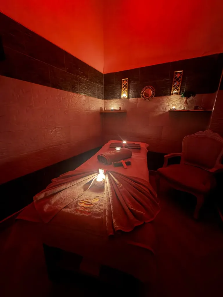 Cabine de massage de Yanis Prestige Spa à Casablanca avec table, fauteuil et lumière tamisée