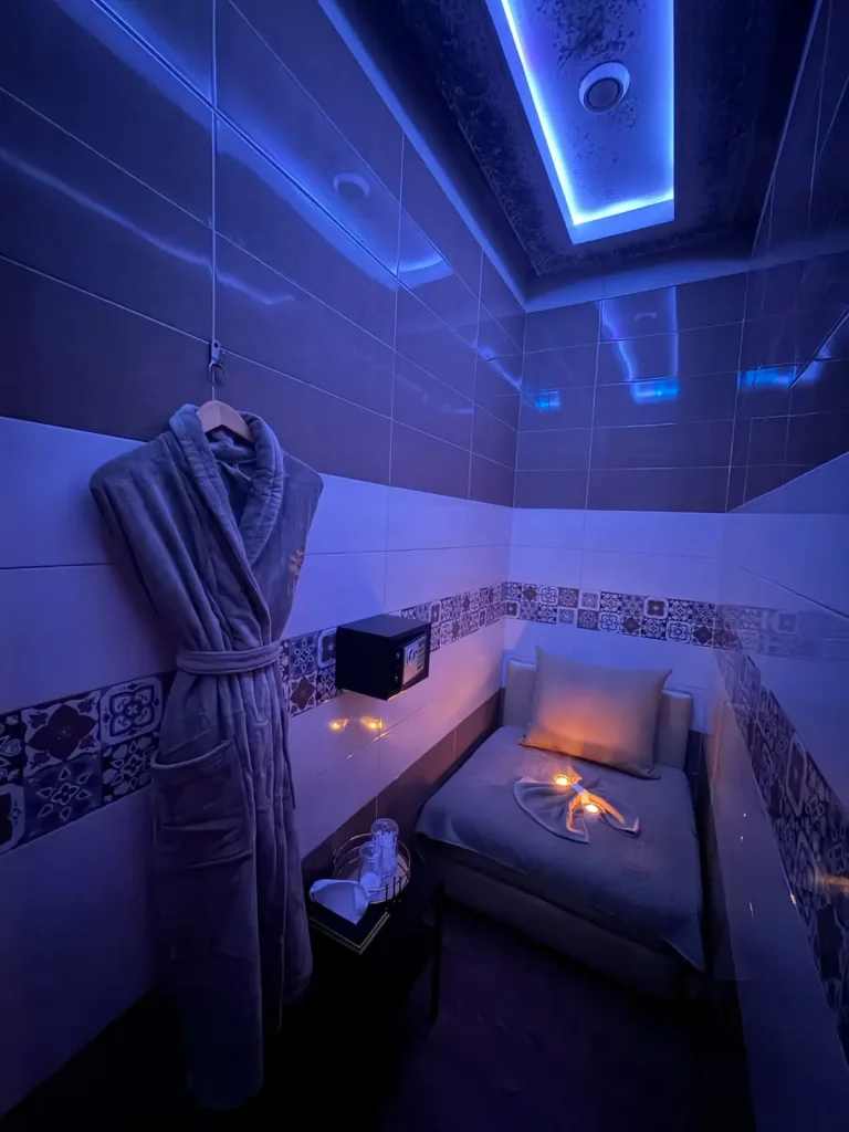Cabine de repos avec peignoir, banquette et coffre individuel chez Yanis Prestige Spa à Casablanca