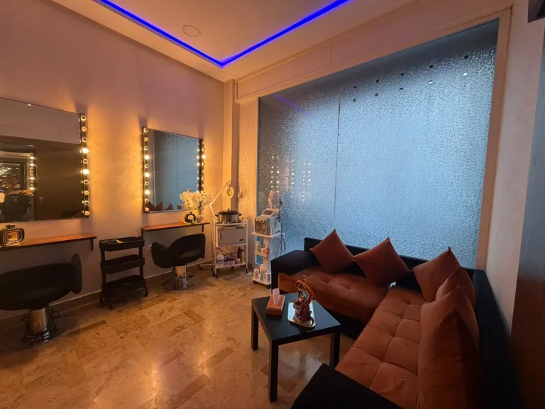 Espace soins esthétiques de Yanis Prestige Spa à Casablanca, miroirs lumineux et canapé d'attente
