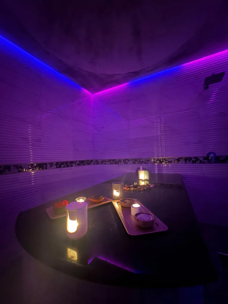 Ambiance tamisée du hammam de Yanis Prestige Spa avec bougies et plateaux de soins