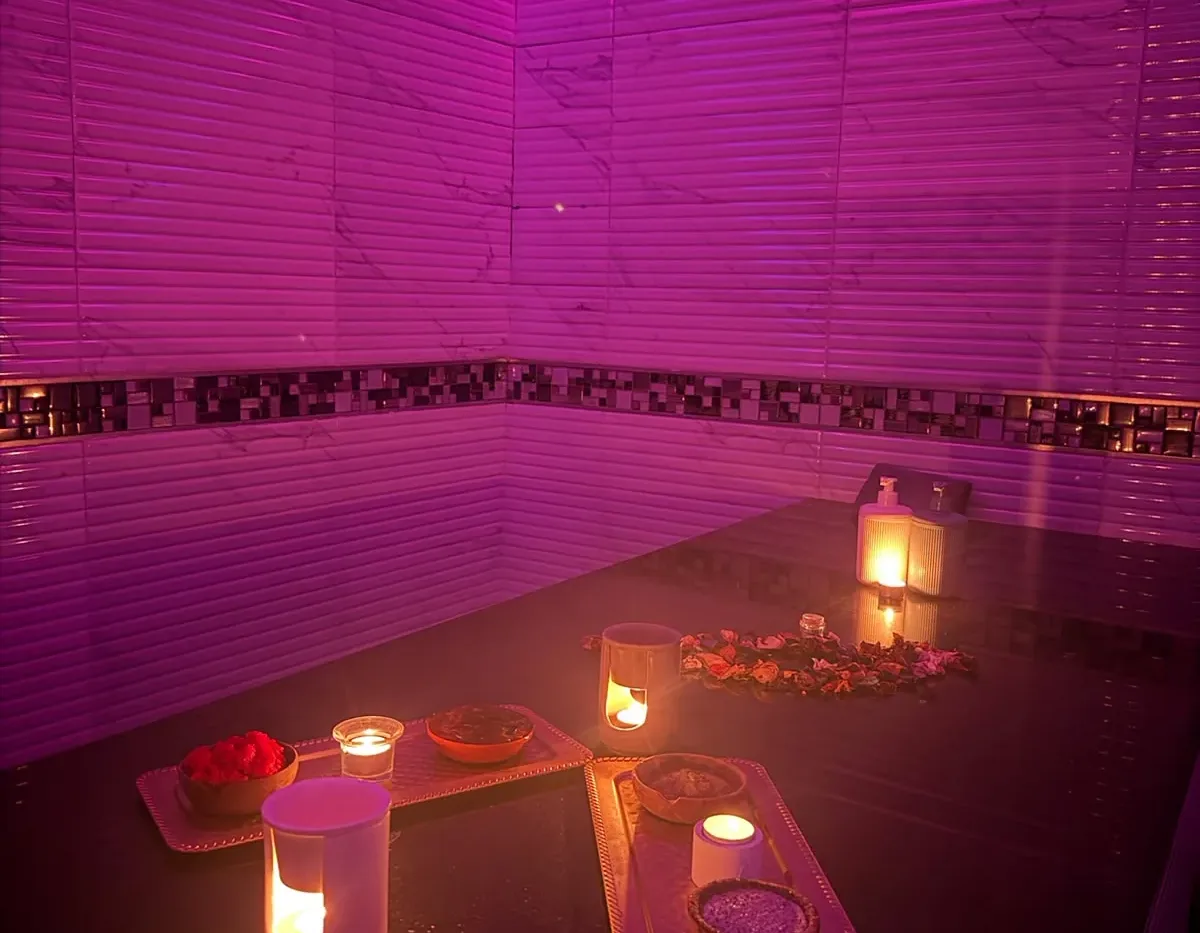 Rituel hammam préparé à la bougie avec pétales et savon noir chez Yanis Prestige Spa
