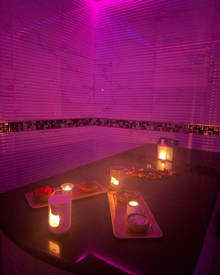 Rituel hammam préparé à la bougie avec pétales et savon noir chez Yanis Prestige Spa