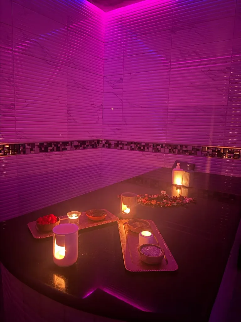 Rituel hammam préparé à la bougie avec pétales et savon noir chez Yanis Prestige Spa