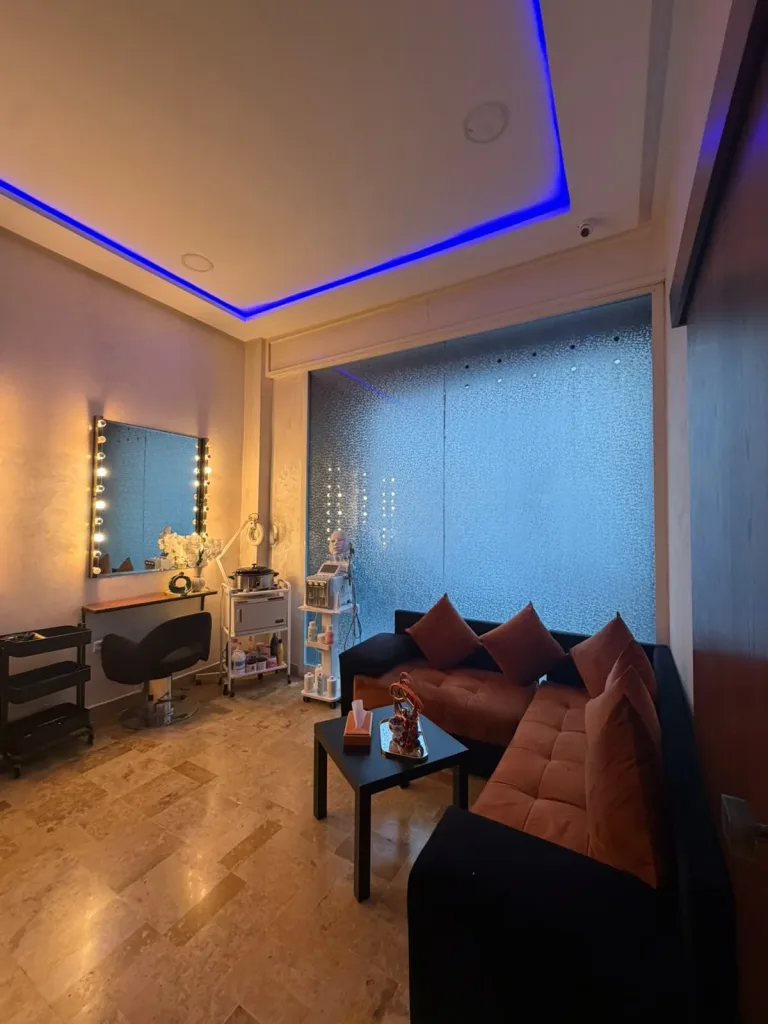 Salon de beauté de Yanis Prestige Spa avec miroir lumineux, fauteuil et canapé en velours terracotta