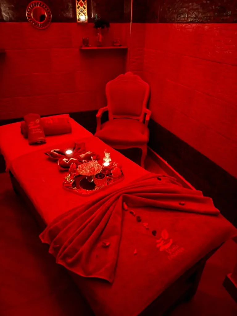 Table de massage dressée avec serviettes brodées Yanis Prestige et plateau de bougies